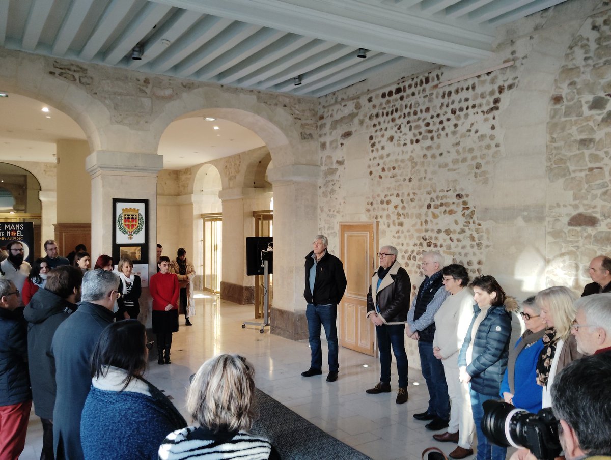 #LeMans Minute de silence effectuée à l'Hôtel de Ville en hommage aux victimes du cyclone #Chido qui a frappé #Mayotte.
#SolidaritéMayotte
🤝🇲🇫