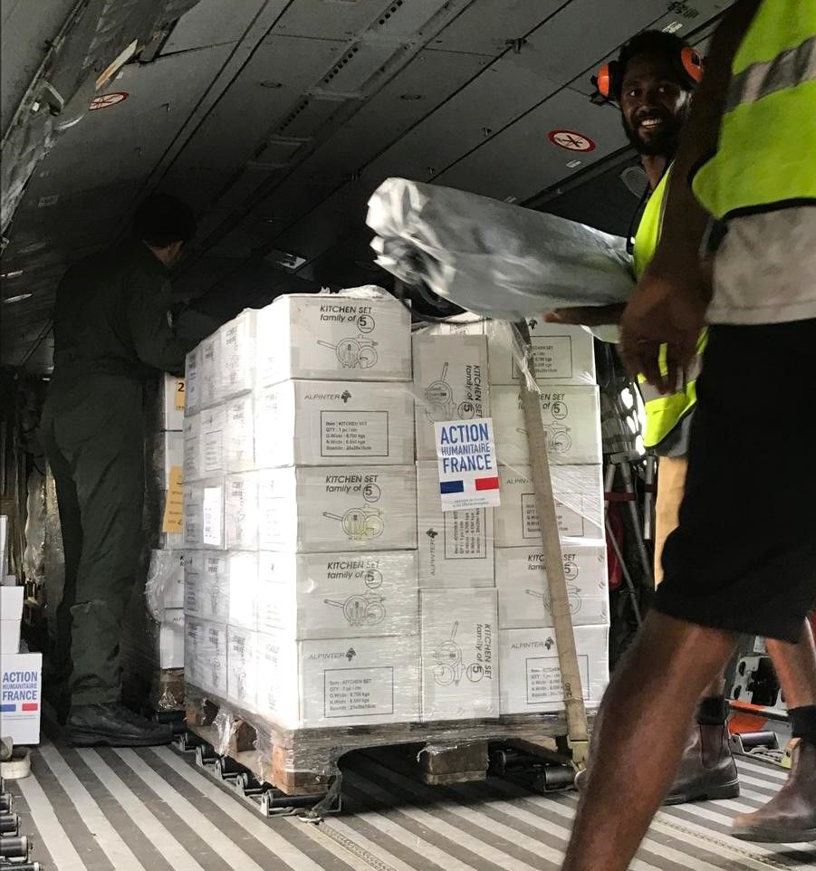 Nouvelle-Calédonie : les rotations #Casa se poursuivent pour venir en aide au #Vanuatu 🇻🇺, suite au puissant séisme qui a frappé le pays. Nos équipages <a href="/FANC_Officiel/">Forces Armées en Nouvelle-Calédonie (FANC)</a> enchaînent les vols pour projeter fret humanitaire, moyens de secours et évacuer les ressortissants 🇫🇷.