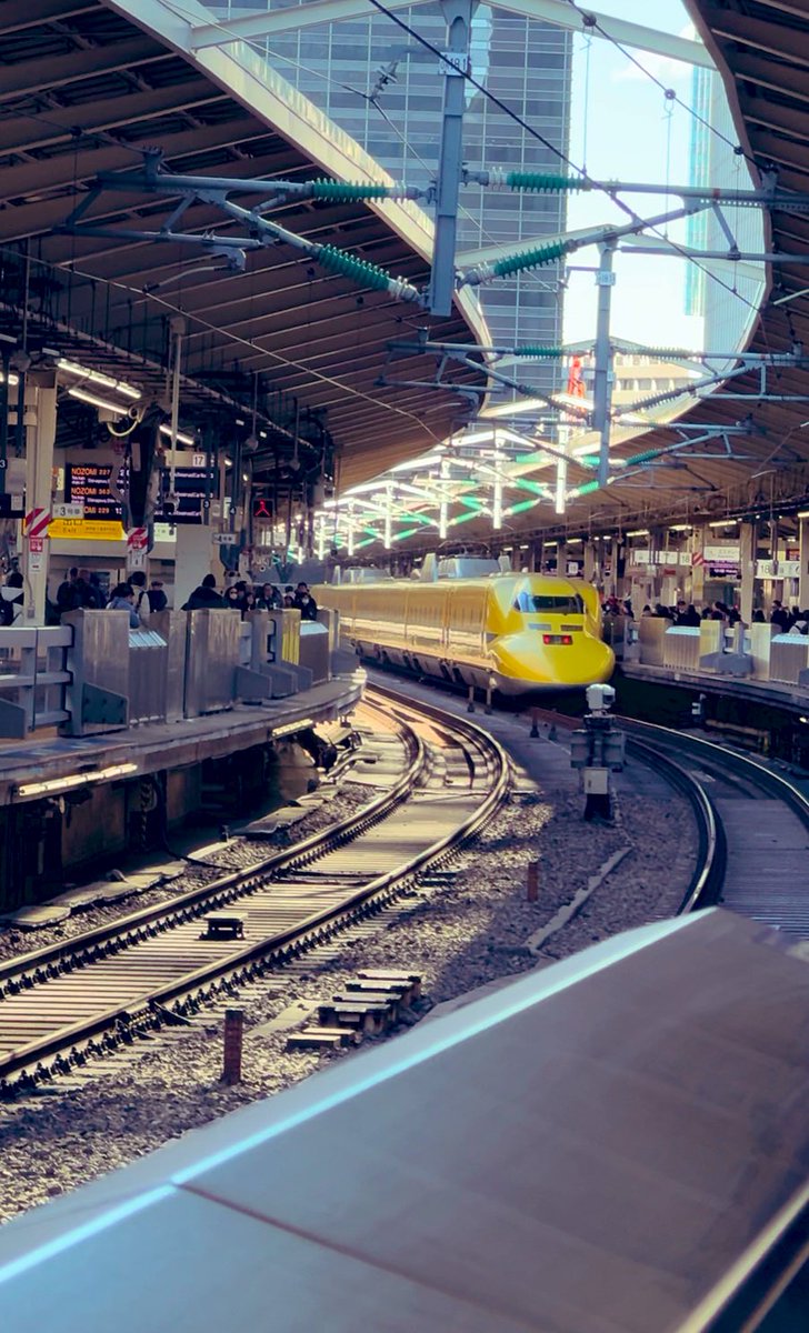k49124n's tweet photo. ドクターイエロー😍
人すごかったけどみれてよかった🤗

 #ドクターイエロー #東京駅 https://t.co/6GHMDTs2zl