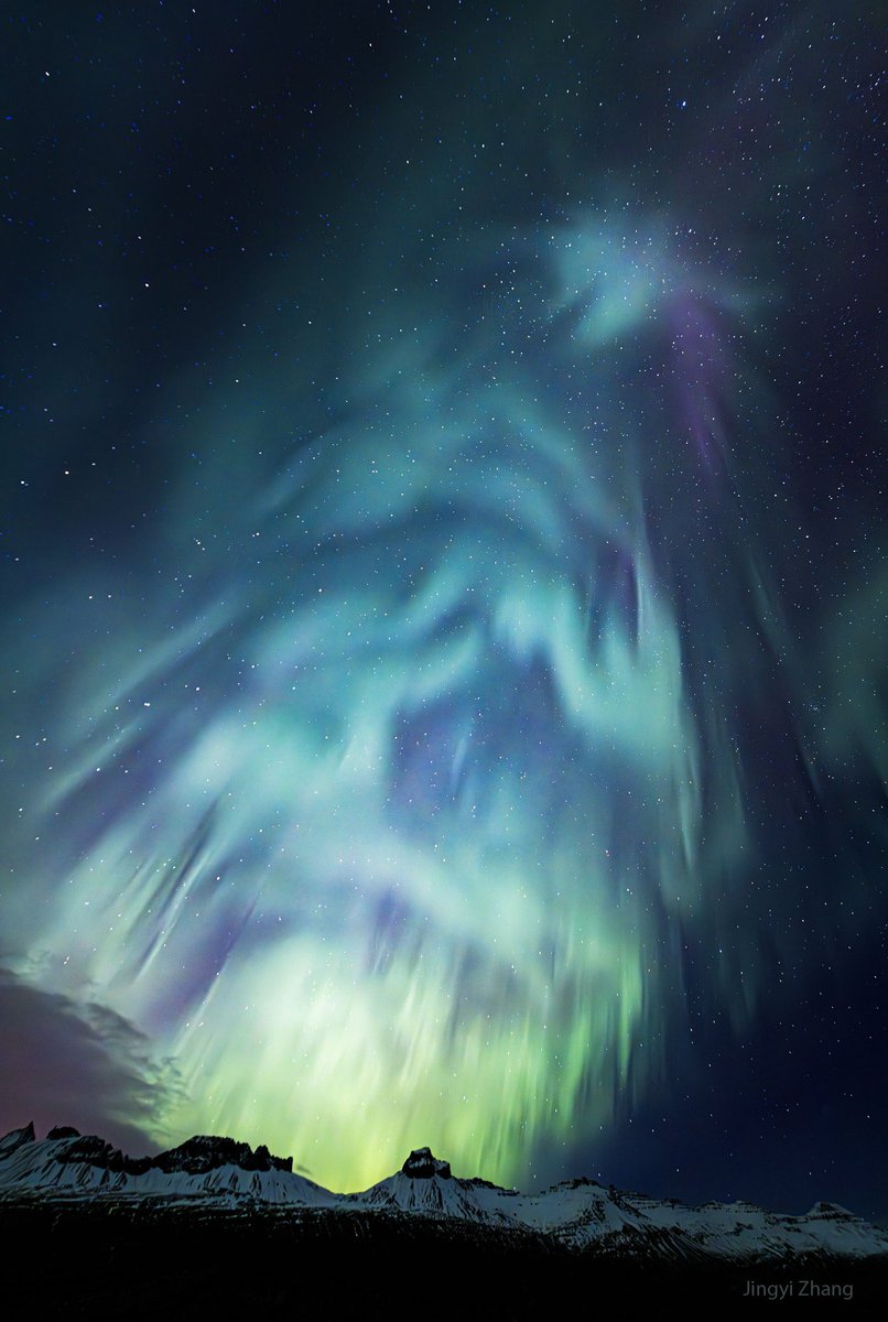 Era diciembre y el cielo se iluminó como un árbol de Navidad. Brillantes colores verdes, azules y púrpuras de las auroras que formaron la aparición similar a un árbol y que fueron causados por la atmósfera superior de oxígeno y nitrógeno que reaccionaba a una explosión de