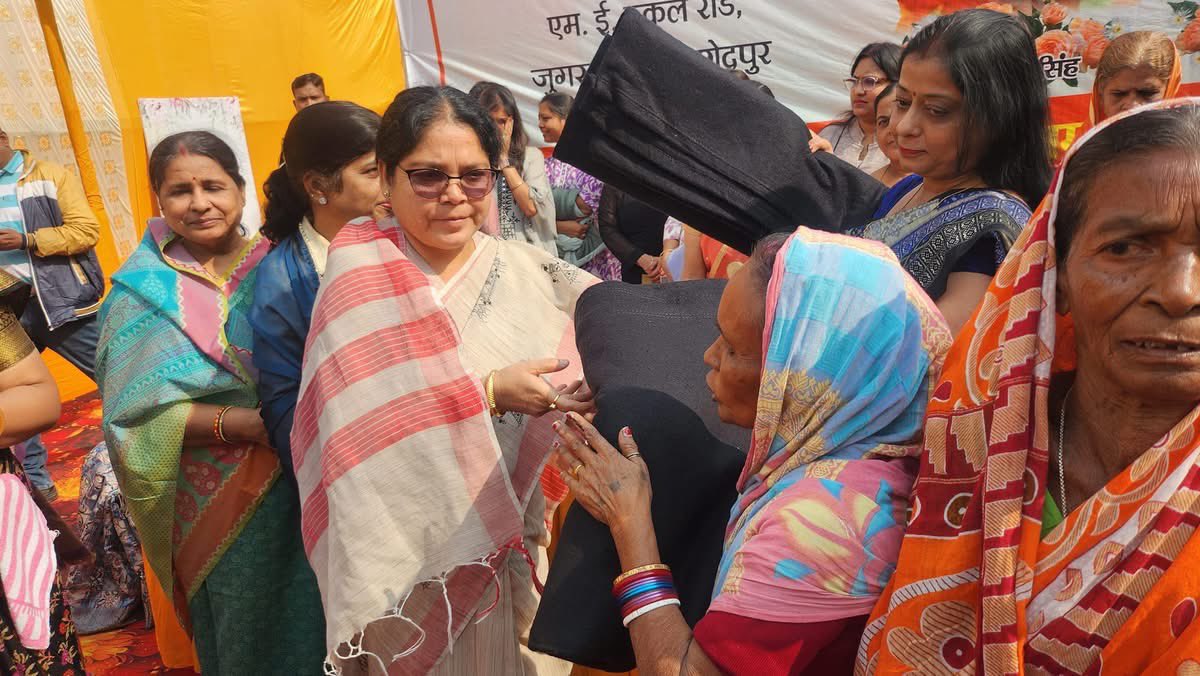 sabitamahatoJMM's tweet photo. शिवजी सिंह  उर्फ गुड्डू के द्वारा  आयोजित  जुगसलाई में  तृतीय नि: शुल्क कम्बल वितरण सह रक्तदान शिवीर में शामिल हुए  एवं जरुरतमंद लोगो के बीच कम्बल का वितरण किए एवं रक्त दाताओ का हौसला बढ़ाया।

@HemantSorenJMM 
@JmmJharkhand 
@DistJmm 

#ईचागढ़_विधानसभा
#sabitamahato
#ichagadh
#jharkhand
#JMM