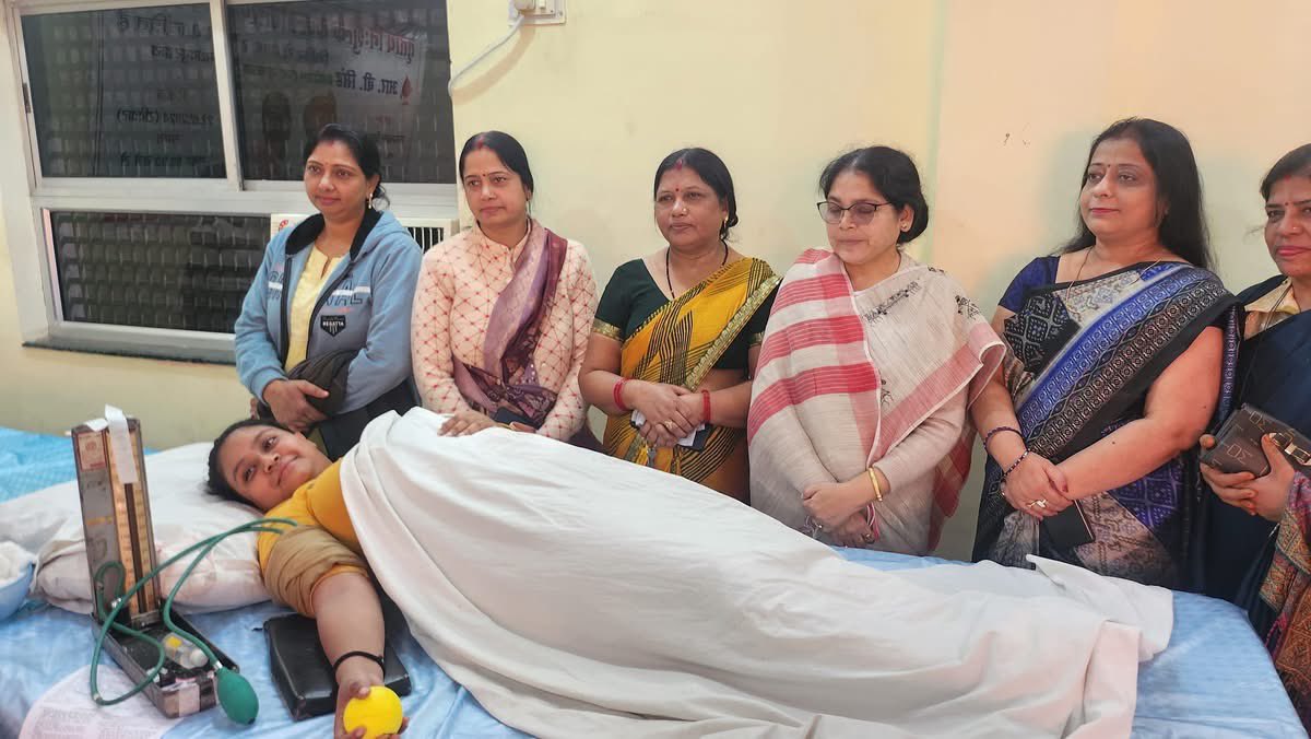 sabitamahatoJMM's tweet photo. शिवजी सिंह  उर्फ गुड्डू के द्वारा  आयोजित  जुगसलाई में  तृतीय नि: शुल्क कम्बल वितरण सह रक्तदान शिवीर में शामिल हुए  एवं जरुरतमंद लोगो के बीच कम्बल का वितरण किए एवं रक्त दाताओ का हौसला बढ़ाया।

@HemantSorenJMM 
@JmmJharkhand 
@DistJmm 

#ईचागढ़_विधानसभा
#sabitamahato
#ichagadh
#jharkhand
#JMM
