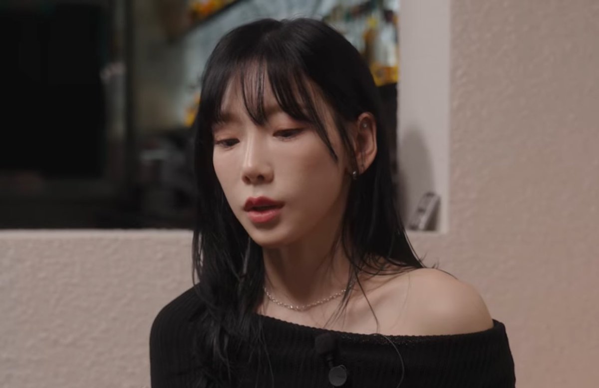 801tnt's tweet photo. 딴따라 커플 걔네 이별하게 되면
김태엱 본부장 화보집 황네 집앞으로 퀵 배송 도착할듯.

수트 입고 찍은 사진, 편한 셔츠 입고 찍은 사진, 후드티 입고 찍은 사진, 가끔 셀카도 몇장.

배송 잘못보냈다고 우리 헤어진거 까먹었냐고 열내는 황한테 안다고 별스럽지않게 대답이 돌아올거야. https://t.co/AWLPvFj9rz