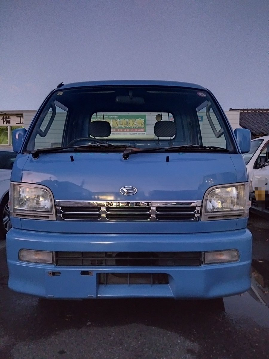 myrco2020's tweet photo. 中の人Aです。前々回のポストで。カサカサになっていたブルーのハイゼットを、ドアパネルのみ試験的に磨いたとお話しましたが。その個体の商品化として完全磨きを行いました。パッと見、別の個体と思って頂ける仕上がりになったかと。当店では少数派のイージードライブのAT+四駆+エアコン付きです。 https://t.co/a4ffmacPWu