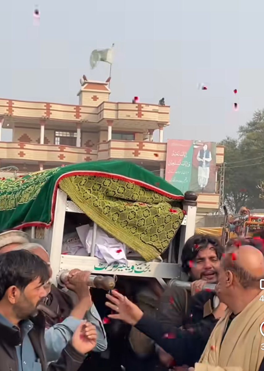 Naya__Pakistan_'s tweet photo. گھر میں لگی عمران خان کی تصویر 
اور سامنے اٹھا ہوا یہ جنازہ بتا رہا ہے عشق کی انتہا تھی https://t.co/sMWCIiUuEq
