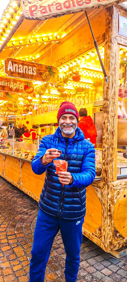 ravinps's tweet image. Golden glow of #hapiness - #xmas is coming