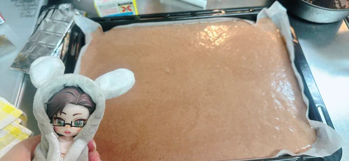 なにを血迷ったのか明日イヴだからケーキ作った思いつきの見切り発車なのでサンタのオーナメントが売ってなくていちごだけの飾り付けになった 