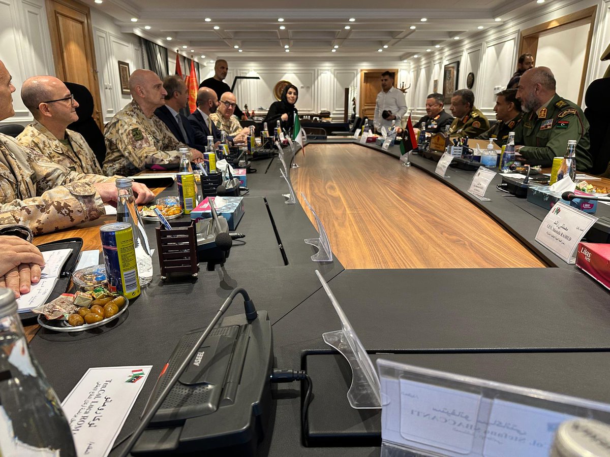 SM_Difesa's tweet photo. Incontro del Gen. #Portolano #CapoSMD con l’omologo 🇱🇾Gen. Mohamed Ali Elhaddad per incrementare le capacità delle Istituzioni locali e altre forme di cooperazione, quali supporto sanitario e umanitario, security force assistance, stability policing, formazione e addestramento https://t.co/rkOj8thl9J