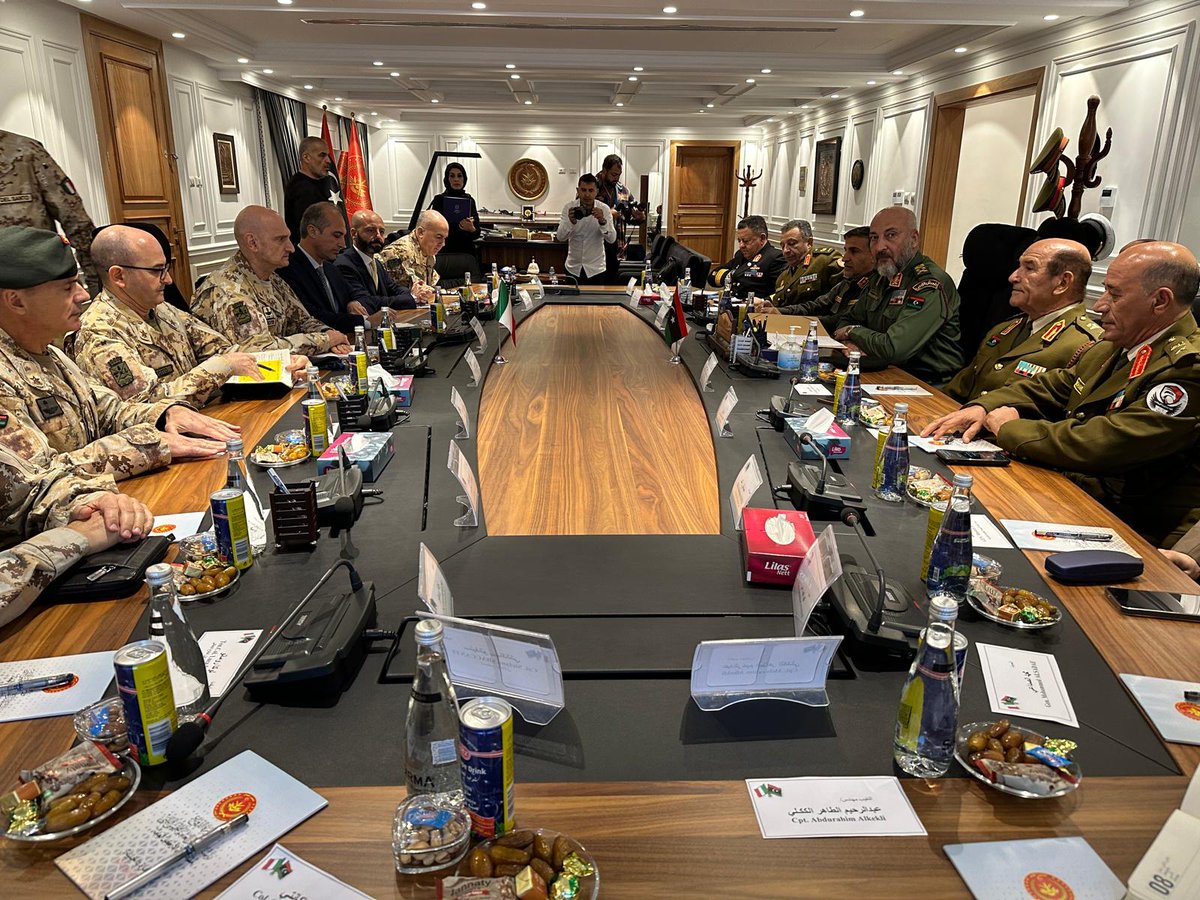 SM_Difesa's tweet photo. Incontro del Gen. #Portolano #CapoSMD con l’omologo 🇱🇾Gen. Mohamed Ali Elhaddad per incrementare le capacità delle Istituzioni locali e altre forme di cooperazione, quali supporto sanitario e umanitario, security force assistance, stability policing, formazione e addestramento https://t.co/rkOj8thl9J