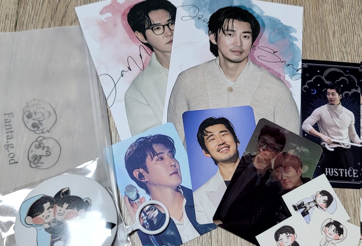 너무 가고 싶어서 예약까지 했던 카페! 늦을까봐 뛰어왔는데 올라오는 계단부터 잘생기 쁨쁨 동갑즈 외모에 감탄하면서 들어옴 12월은 동갑즈의 날인듯,,
특전도 맘에 들고 넘 감사합니다!!
#우리만의_멋진_판타지오디
#HBD_별처럼빛나는_1978
<a href="/fanta_g_od/">𝐅𝐚𝐧𝐭𝐚.𝐠.𝐨𝐝</a>