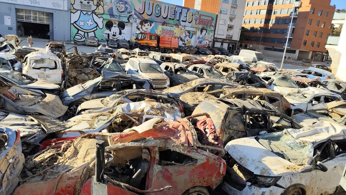 Defensagob's tweet image. Grúa y camión Vempar del #TercioArmada @Armada_esp finalizan trabajos en #Benetusser en colaboración con la @UMEgob, despejando de vehículos la avenida #Alfafar en un paso más hacia la normalidad de las zonas afectadas.