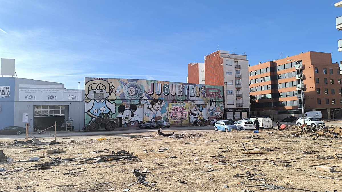 Defensagob's tweet image. Grúa y camión Vempar del #TercioArmada @Armada_esp finalizan trabajos en #Benetusser en colaboración con la @UMEgob, despejando de vehículos la avenida #Alfafar en un paso más hacia la normalidad de las zonas afectadas.