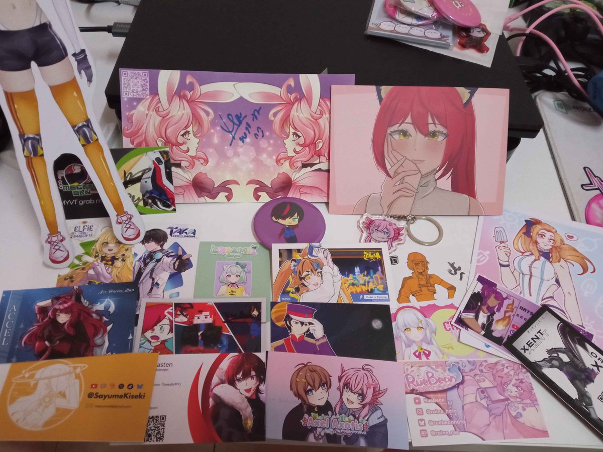 chan_mysterious's tweet photo. #ComicFiesta2024
I bought a bit of this and that, and oso I got freebies and business cards from #myvtc booth! I bought @cass_kuns standee, got free merch from Izani and @AxelAxotis ~ Tq! And then I ask for a sign from @SayumeKiseki and the artist for @/raine_hato (IG) https://t.co/5seSHfaD36