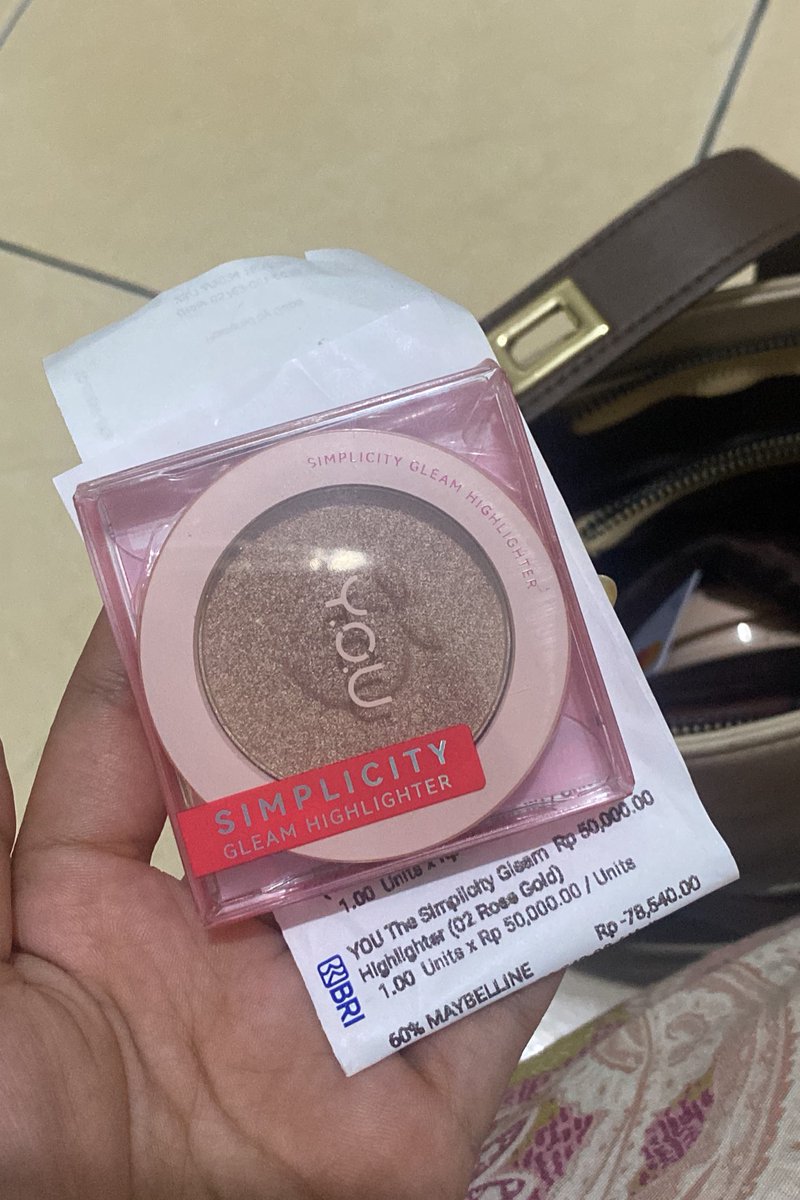 blushtwo's tweet photo. wts highlighter you simplicity rosegold 35k ajaa dom malang/shopee yaa🤍

#wts #highlighter #you https://t.co/baZ1cSYq8C