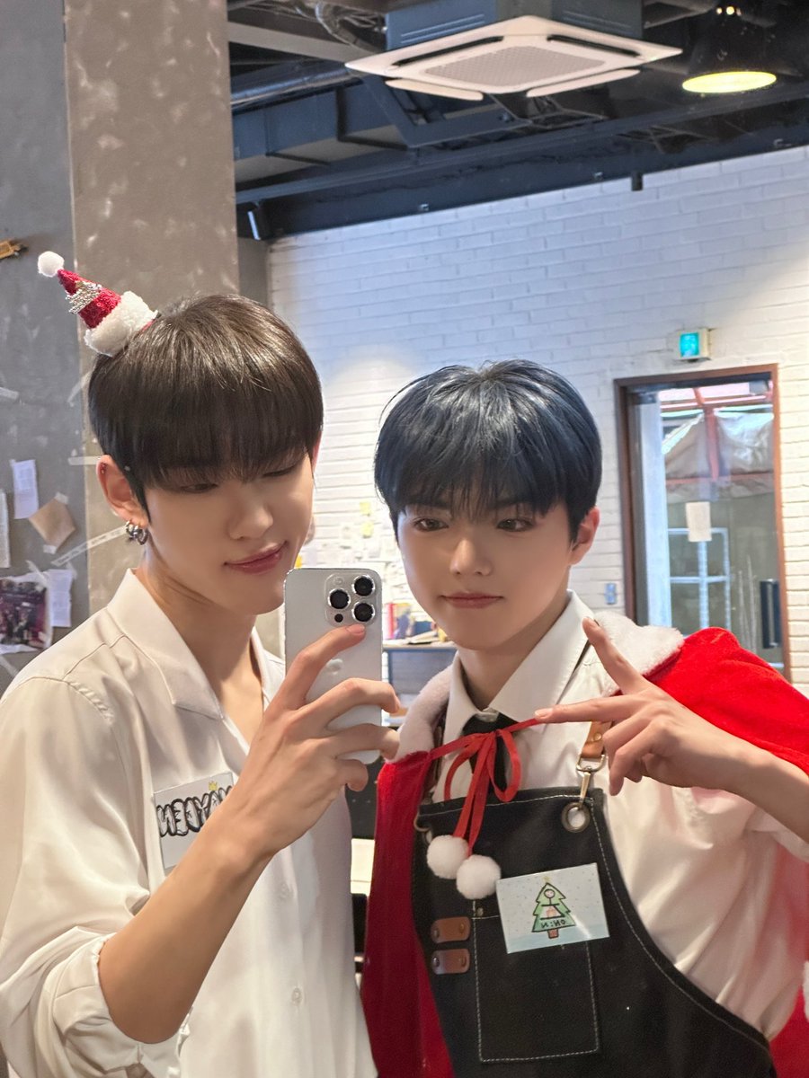 [#제이든]
다들 행복하고 즐거운 연말 보내~💕 

#ALL_H_OURS #올아워즈 #オールアワーズ 
#XAYDEN #제이든 #ジェイデン