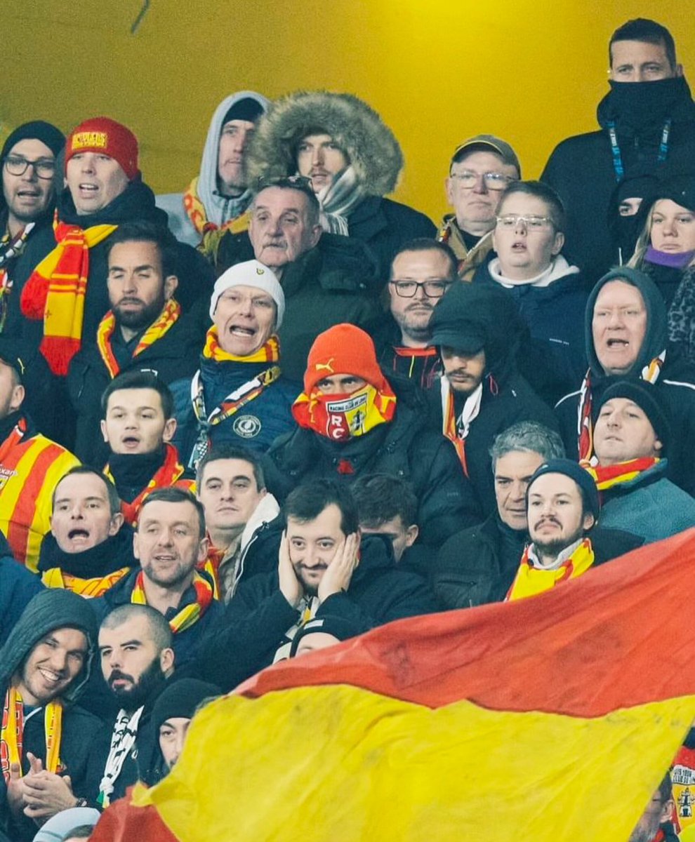 Ligue1_Turkce's tweet photo. Dün Lens-PSG karşılaşmasını takip eden isimler arasında sürpriz bir isim de vardı. #RaphaelVarane https://t.co/rJEovNhJI7