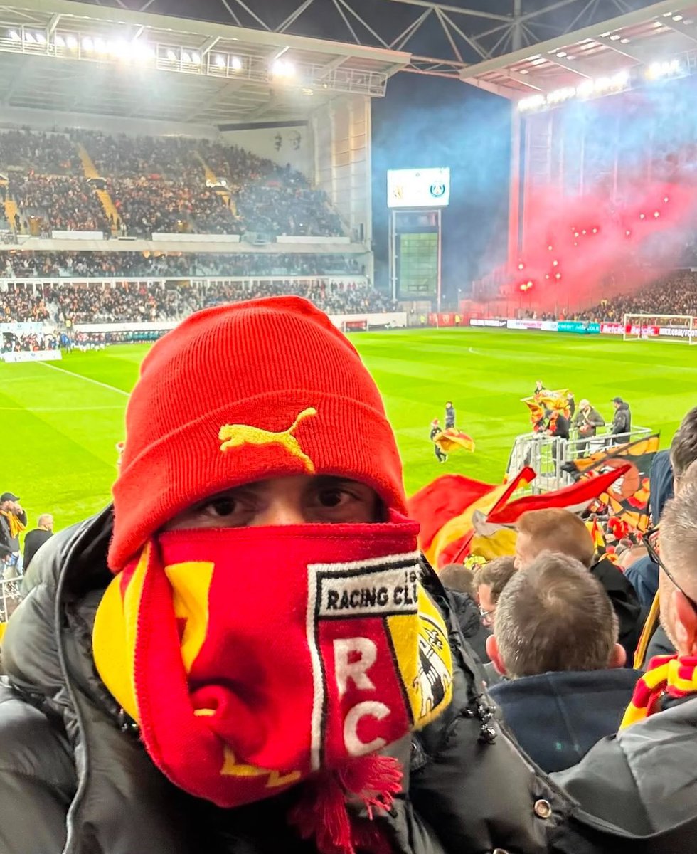 Ligue1_Turkce's tweet photo. Dün Lens-PSG karşılaşmasını takip eden isimler arasında sürpriz bir isim de vardı. #RaphaelVarane https://t.co/rJEovNhJI7