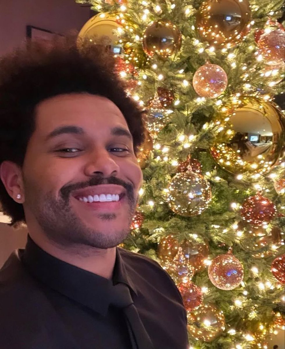 NewsWeeknd's tweet photo. Happy XOliday season! ❤️🎄 https://t.co/6g3iv1kZqO