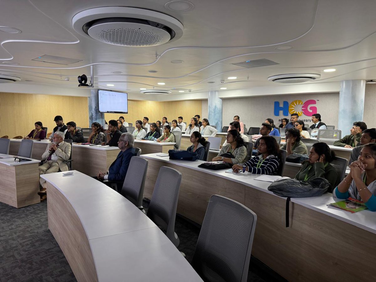 SRR_India's tweet photo. 🎉 Celebrating 10 Years of SRR!
On 14 Dec 2024, SRR,led by President Prof. Ramesh S. Bilimagga, in collaboration with HCG Cancer Hospital Bengaluru, hosted a Clinical Teaching Course for 40 students from St. Joseph's College,offering insights into radiation research Pictures⬇️ https://t.co/5D3AYIZJ3E