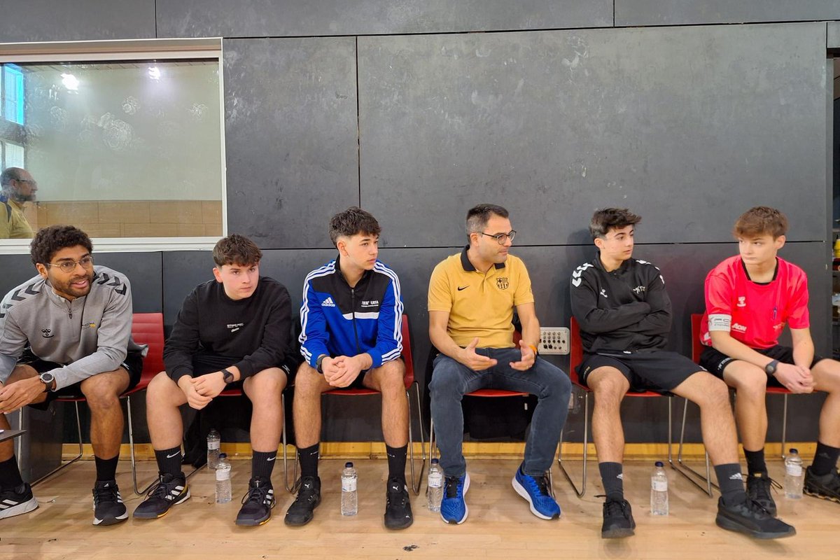 🔝 Aquest ha sigut l'equip arbitral que va assistir al Torneig del Barça d'aquest cap de setmana!

👏🏻 Van assitir-hi també els responsables del CCA Jordi Ausas, Miquel Florenza, Eric Zambrano, Lluis Plaza i Agatha Gracia!

🤝🏻 Gràcies per la feina!

#HandbolCatalà