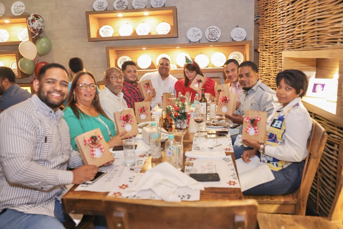 LexsideRD's tweet photo. ¡Felices fiestas! Recuerda: en esta época navideña, el turrón y los mazapanes cuentan como ensalada. 😊 #TeamLexside #CompartirNavideño #oficina #familia #cenaoficina #añonuevo @JuanGratereaux https://t.co/qGQz9obyBe