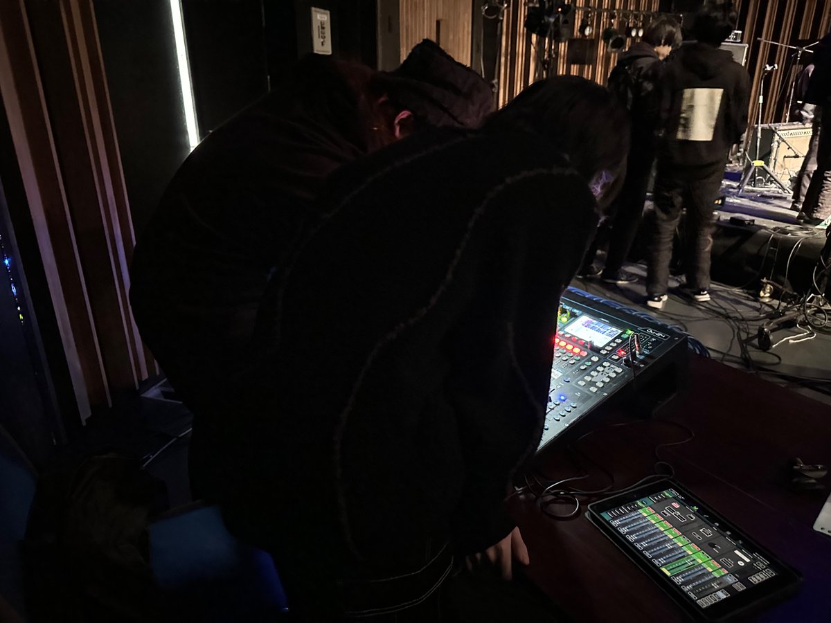 TapeReportPlay's tweet photo. こんばんは！TRPです！
先日は芸工軽音の12月ライブが行われました🎸✨
1年生は初のモニ卓にも挑戦です💪
3年生はこの現場をもって引退でした！今までありがとうございました😭お疲れ様です🙏

2024年はこれが現場納めとなりました🙇‍♀️
来年もTRPをよろしくお願いします！

それでは、良いお年を⛄️ https://t.co/C2m7uCfXfN