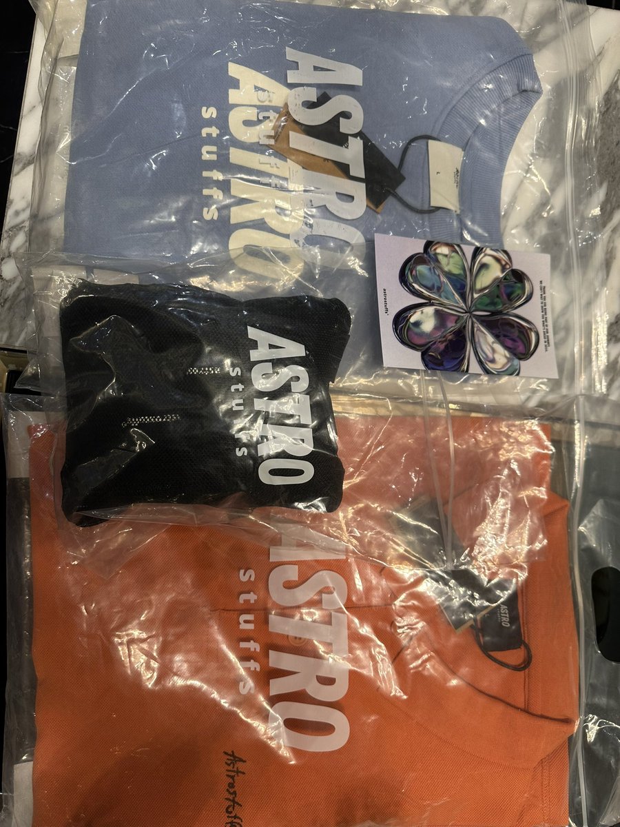 punechu09's tweet image. Lucky box มาแล้วว เย้ 🙌🏻 
Polo shirt salmon (orange)
Solid logo cropped sweatshirt (blue)
Packing cubes (black) 
Lucky box card  
ทั้งหมดนี้ยังไม่มีซักอัน คุ้มแระะ 🥰🫶🏻
#astrostuff