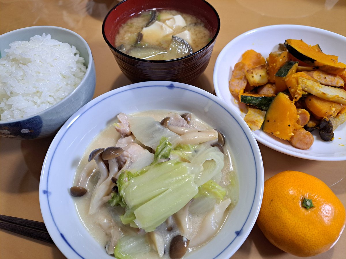 mosquitoos's tweet photo. This is Monday's dinner. It consists of chicken and mushroom cream stew, sautéed sausage with pumpkin, and mandarin oranges.
#dinner
#Japan
#washoku
#creamstew
#sautéed
#mandarin https://t.co/6H0WoBT9Qp