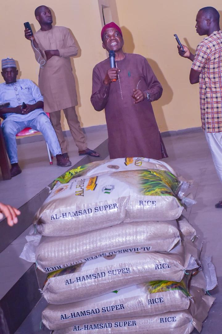 Adamutanko's tweet photo. In the spirit of the season, I extended my goodwill by donating N1 million and bags of rice as Christmas packages to the leaders and zonal representatives of the Suleja Igbo Community Association within our constituency for the 2024 Yuletide.

THE FOCUS, THE PEOPLE ✅ https://t.co/HDUa78AzEX