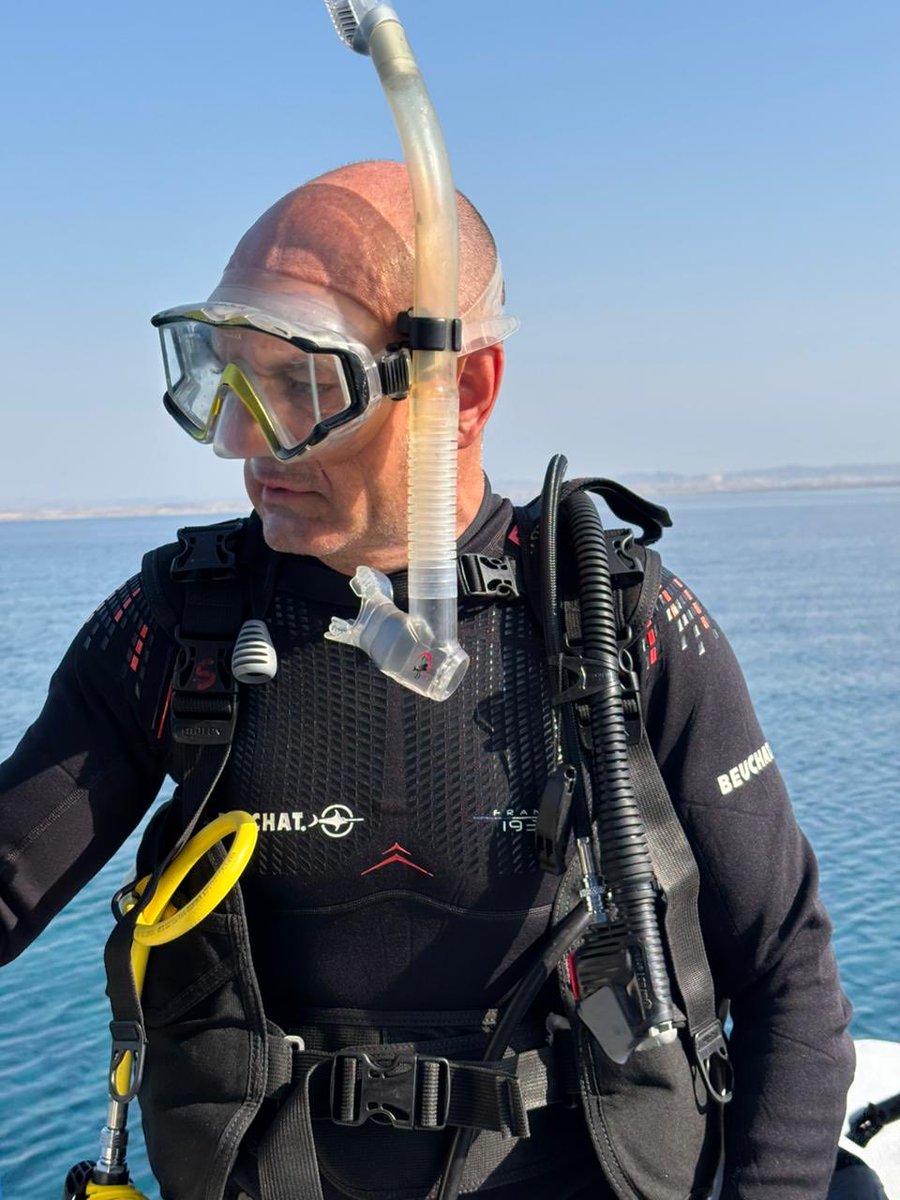 Buceando en Yanbu, en una isla para nosotros solos en el Mar Rojo, What else? La vida es infinita 💙

#moonchaser #bebrave #nofear #nevergiveup #rebirth #conunasonrisaenelalma #marrojo #bucear #diving #redsea #KSA