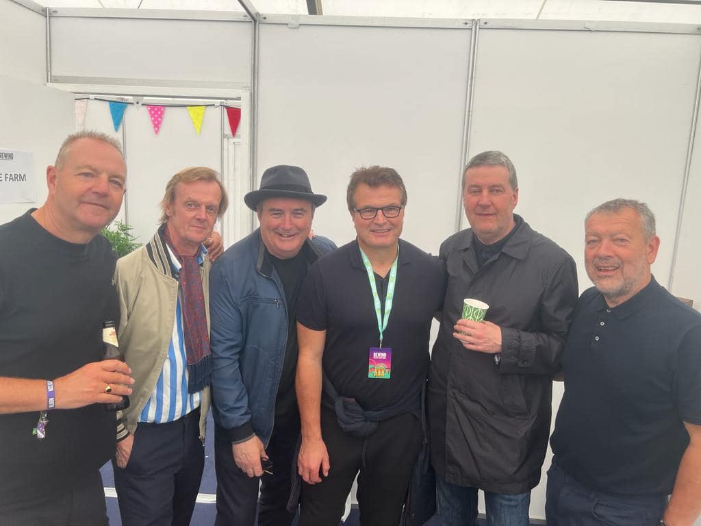 OFIMondayRadio's tweet image. In Today's Christmas Show,
@TheFarm_ 
@TheWhythouse 
@LanguageField 
@TheArlos 
@IndifferentM &amp;amp; more.

Plus 3 Sessions from @Ciaomalz , @mamaftantonella &amp;amp; @DanielSchamroth 

You are welcome to join us at 6 p.m.  GMT via ofimondayradio.com