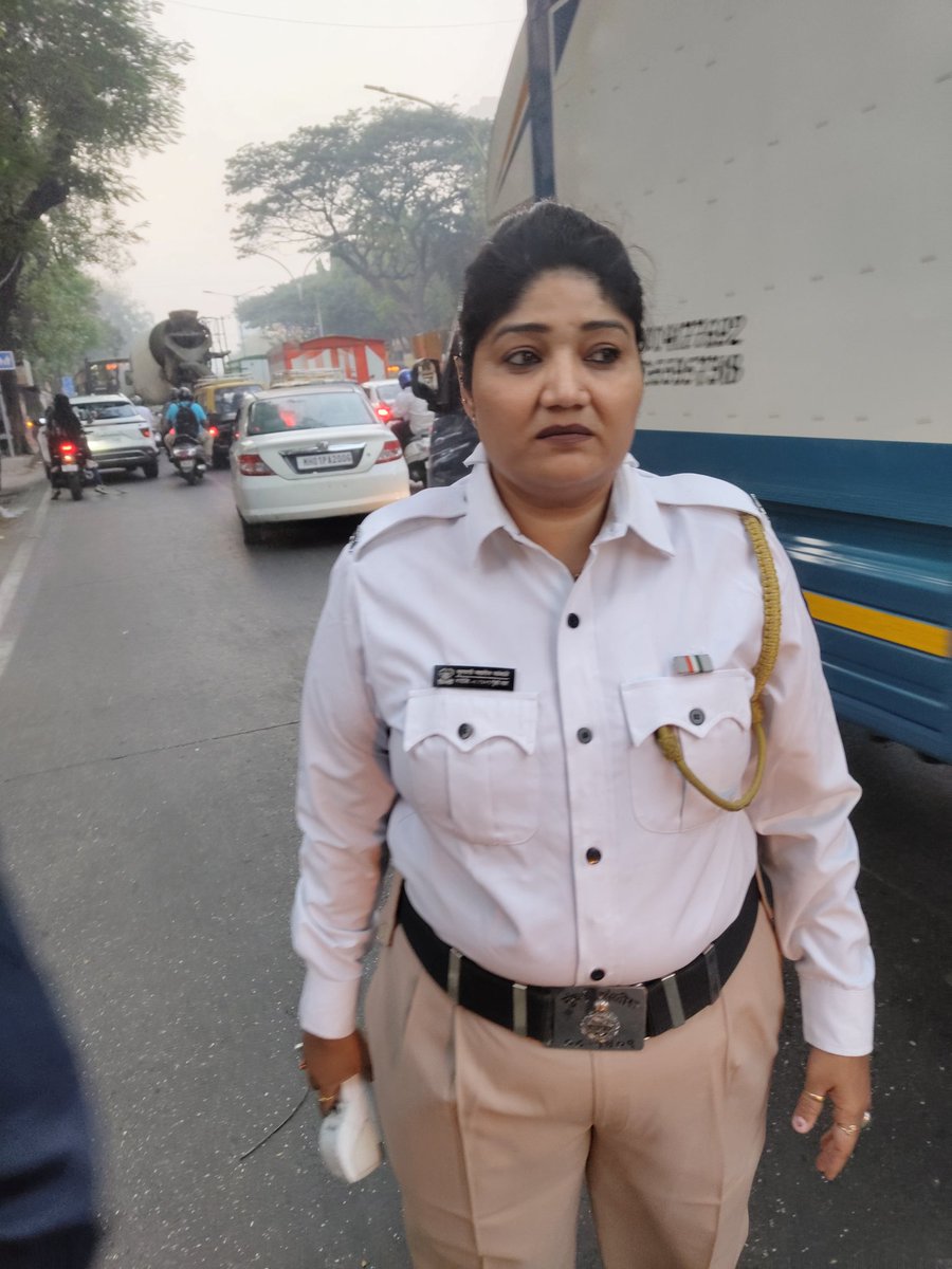 Yaa_24198's tweet photo. I was stopped by Officer Kamble for signal jumping, despite the fact that I drove through when the lights were green near Sion Hospital signal, and she threatened to fine me Rs. 3000. Please take some strict action against her. @MumbaiPolice https://t.co/zDwBaiVJkv