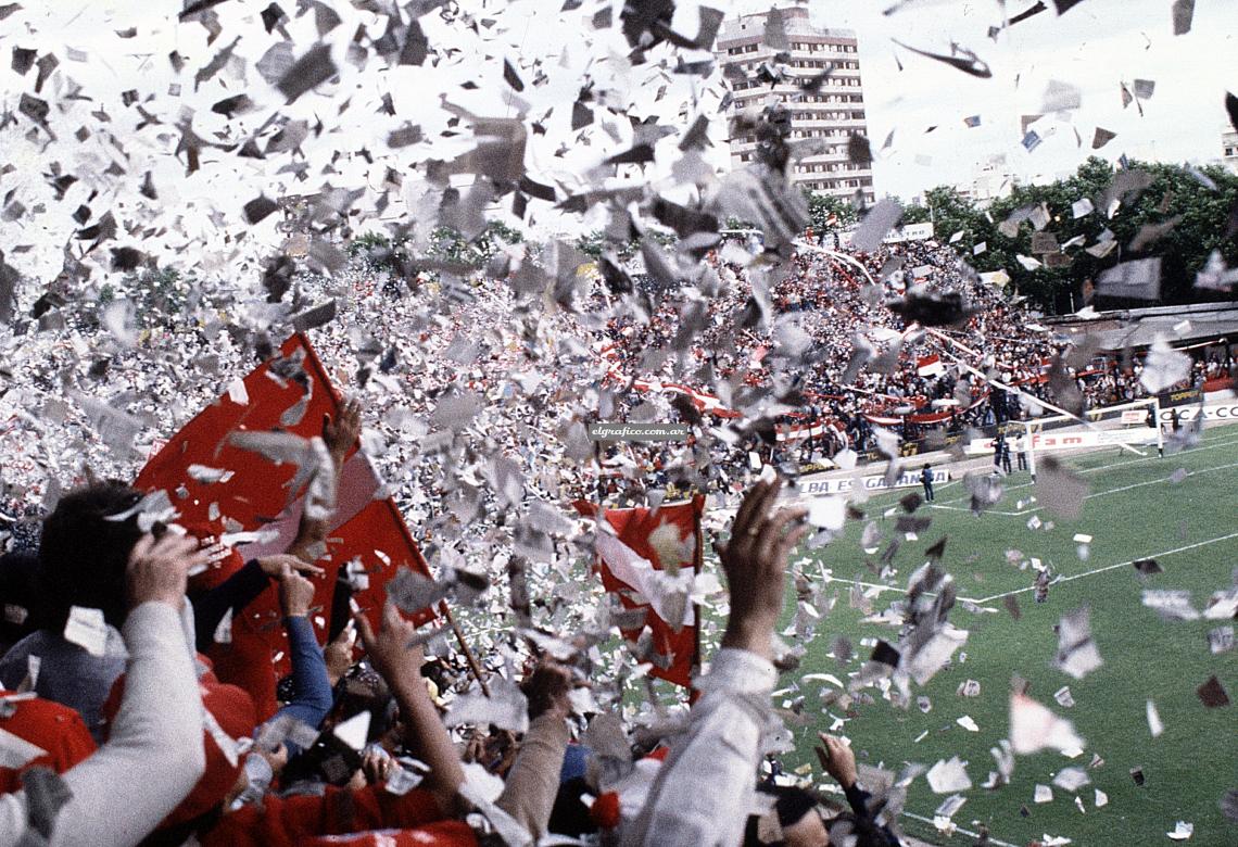 lucasaj82's tweet photo. 23/12/1984
A 40 años de la primera ⭐ de #AAAJ 🇦🇹. Momento histórico.
La hinchada invadió el campo de juego del Etcheverri finalizando el partido. Celebración porque de Paternal salió el nuevo campeón.
Algunos clubes no saben lo que es conseguir tremenda gesta futbolística. https://t.co/DQW2WxG0G7