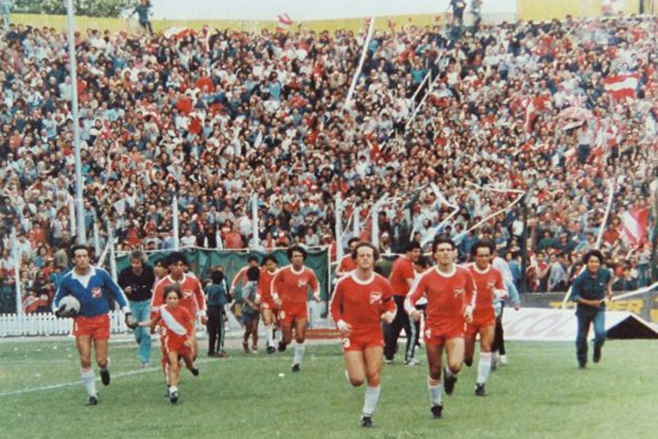 lucasaj82's tweet photo. 23/12/1984
A 40 años de la primera ⭐ de #AAAJ 🇦🇹. Momento histórico.
La hinchada invadió el campo de juego del Etcheverri finalizando el partido. Celebración porque de Paternal salió el nuevo campeón.
Algunos clubes no saben lo que es conseguir tremenda gesta futbolística. https://t.co/DQW2WxG0G7