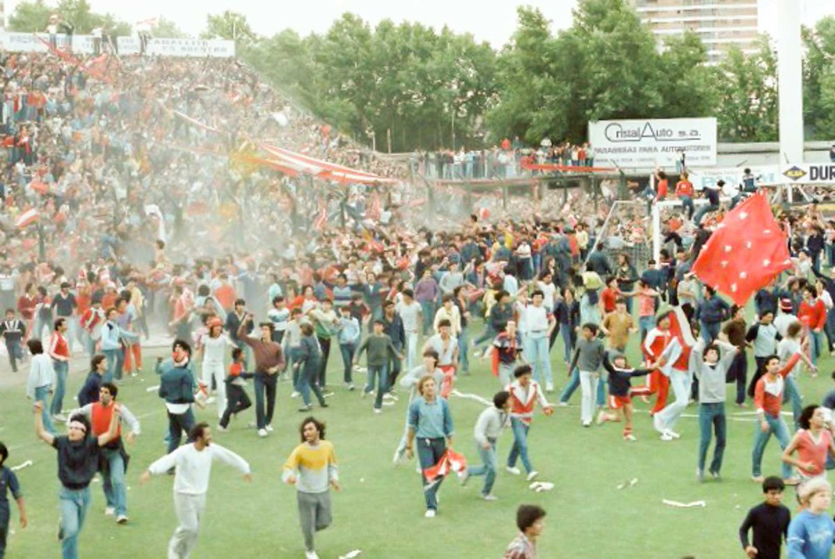 lucasaj82's tweet photo. 23/12/1984
A 40 años de la primera ⭐ de #AAAJ 🇦🇹. Momento histórico.
La hinchada invadió el campo de juego del Etcheverri finalizando el partido. Celebración porque de Paternal salió el nuevo campeón.
Algunos clubes no saben lo que es conseguir tremenda gesta futbolística. https://t.co/DQW2WxG0G7