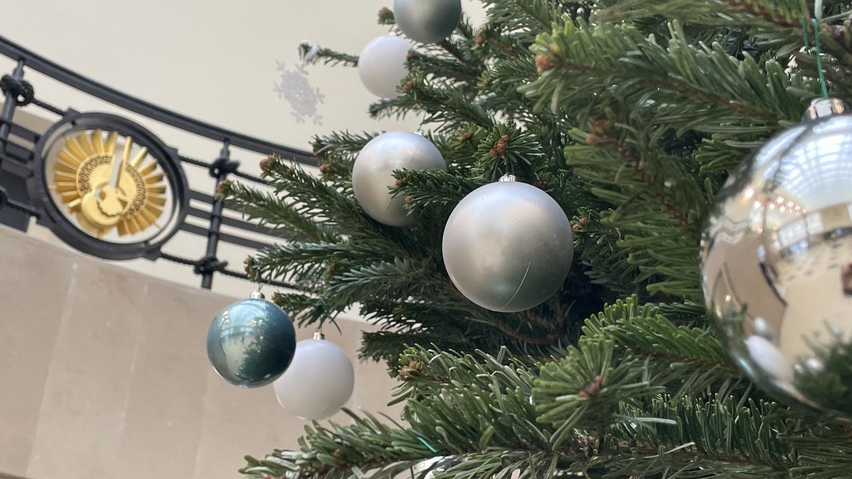 MuseeAirEspace's tweet photo. Tout l’équipage du @MuseeAirEspace vous souhaite un #JoyeuxNoël 🌟 On se retrouve dès demain de 10h à 17h. Retrouvez toute la programmation des vacances ici ➡️ https://t.co/PxS56SkFXX #Sortirparis #Avgeek #MerryChristmas https://t.co/eZ8JHWLRiL