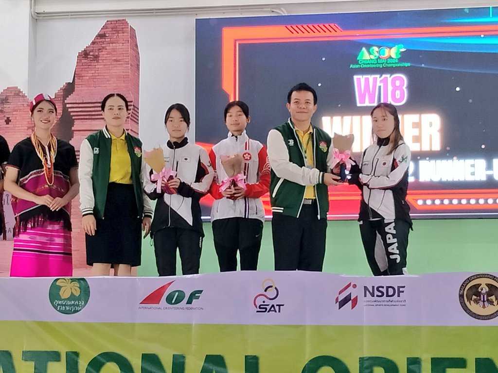 JWOCJapanTeam's tweet photo. ミドル💐フラワーセレモニー💐

「レースより緊張した!!」と石井百花選手☺️かわいいですね!!
MW16-18の皆さんおめでとうございます㊗️

#AsJYOC2024 https://t.co/vz0Dhle3Di
