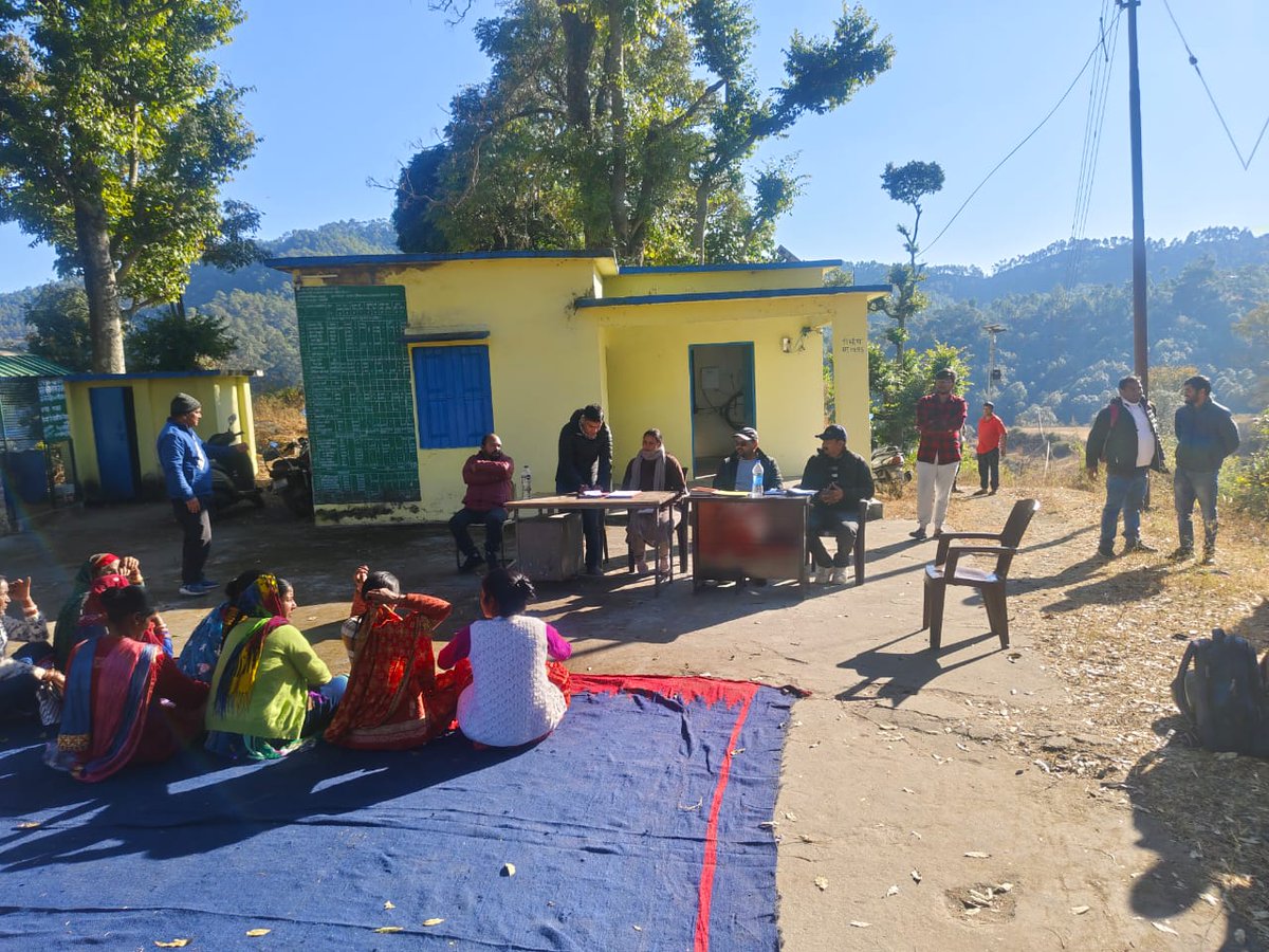 भारत सरकार द्वारा संचालित सुशासन सप्ताह कार्यक्रम के अन्तर्गत "प्रशासन गांव की ओर अभियान के तहत  जिला विकास अधिकारी एसके पंत द्वारा विकासखण्ड हवालबाग के ग्राम पंचायत कयाला में आगंनवाडी भवन अमृत सरोवर, वनीकरण के कार्यों का निरीक्षण किया गया तथा लोगों की समस्याओं का निस्तारण किया।