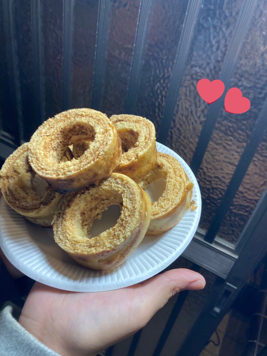 hatokawa_poteto's tweet photo. 天候の関係で事前宿泊研修が急遽中止となり今まで研修でやったことない、バームクーヘンやフルーツポンチを作って子ども達とできるものなのかジュニアだけで試作会をしました…🐣

毎回研修の際は、決まったご飯のメニューが多いですが新しいことをどんどん取り入れていけたらなと思います☀️ https://t.co/FwyrTLAyUS