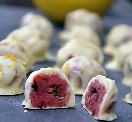 maduniverset's tweet photo. 23 dec. Dagens opskrift: 

Fantastiske julekugler med marcipan, abrikos og hvid chokolade samt sluttet af med frisk revet øko. citronskrald..

Til opskriften: https://t.co/4nkpoNkmf3

#Julekugler #jul #Maduniverset https://t.co/ZdJqJLg3YW