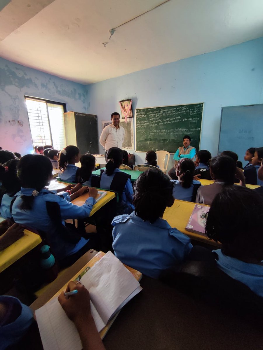 ABPBhamragad's tweet photo. Empowering Bharmagad Students!

Under the #DaptarMuktAnandiShala initiative, officers are dedicating Saturday's 1hr to guide students. THO Dr Manish shared insights on healthcare careers &amp; hygiene, while ABF Prathamesh introduced tech tools like Google Lens &amp; scientific concepts. https://t.co/aSNWFdFll2