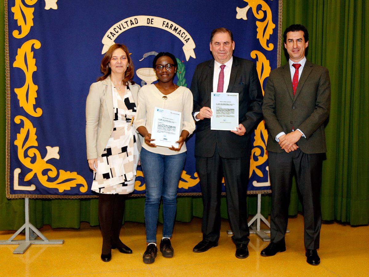 Hefame_es's tweet photo. Nuestros consejeros @AnaOliver951 e Ignacio Collado entregan los premios 🏅 a los mejores proyectos de investigación en el ámbito de la farmacia de los alumnos de farmacia de @UAHes 🎓

🔹'Farmacéuticas Comunitarias Por Su Comunidad'

🔹'Estudio Sobre El Buen Uso Del Botiquín Doméstico' 

Ambas investigaciones contribuyen al conocimiento sobre el rol de la farmacia en la mejora de la salud👏🏼

#Farmacia #investigacion #Salud