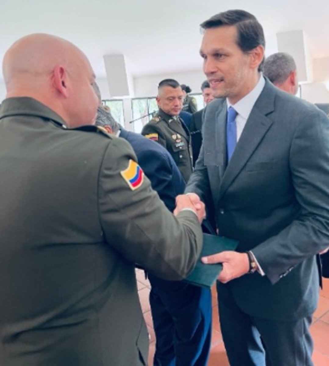 janielmelamed's tweet photo. Con gran satisfacción, culminé el Curso Estratégico de Seguridad Pública (CESEP-2024).

Agradezco al alto mando @PoliciaColombia 
compañeros y facilitadores de @Uniandes y @PosgradosPonal por oportunidad para ampliar conocimientos, aportar ideas y desarrollar reflexiones en espacios de discusión sobre #SeguridadCiudadana

Los retos son enormes. La seguridad sigue siendo una herida abierta en nuestros territorios y requiere de todas nuestras capacidades.