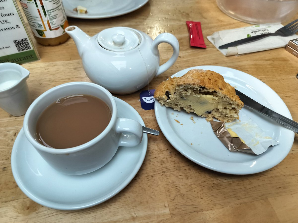 RailwaySiding77's tweet image. Always an excellent scone on offer at Poplars #Flitwick 😋🎄👍