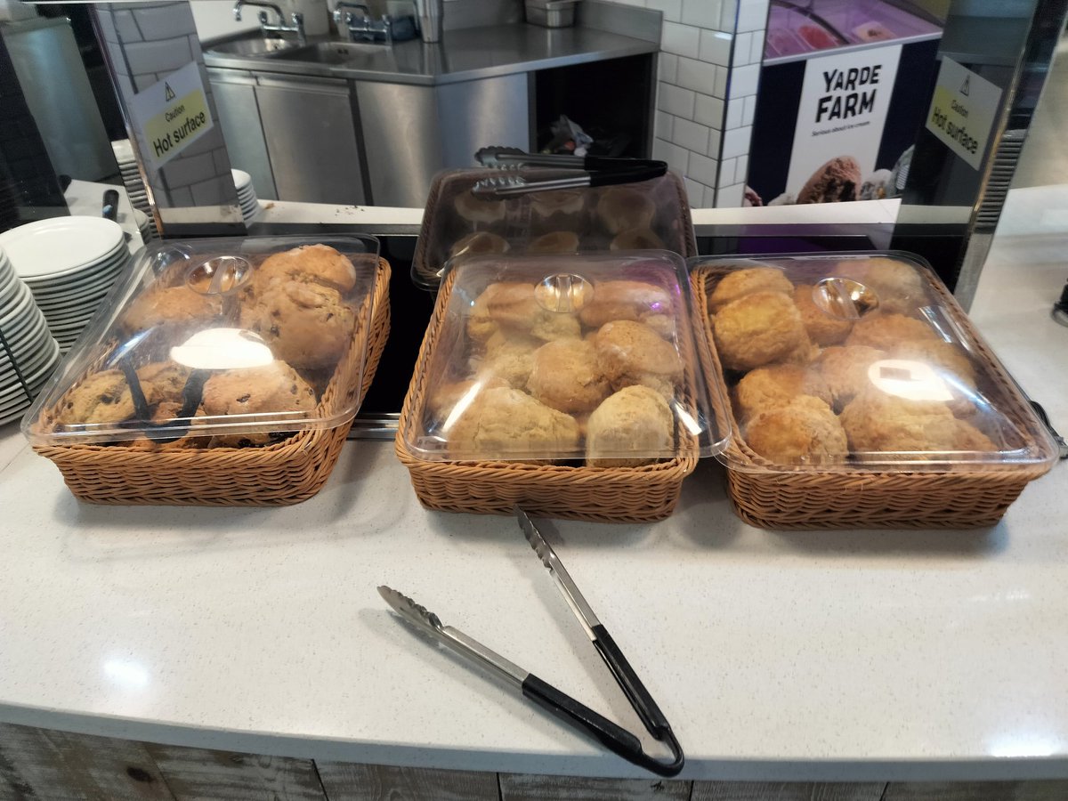 RailwaySiding77's tweet image. Always an excellent scone on offer at Poplars #Flitwick 😋🎄👍