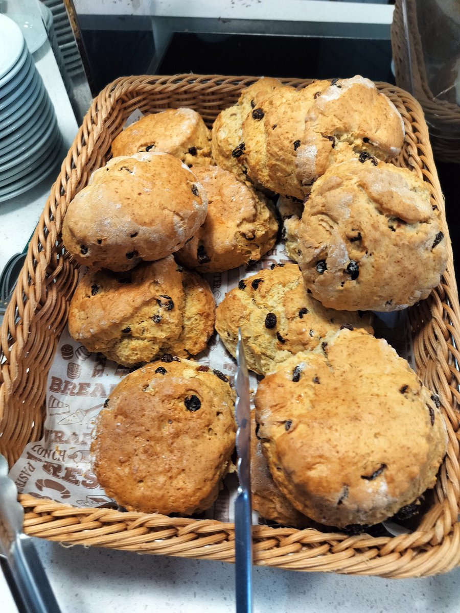 RailwaySiding77's tweet image. Always an excellent scone on offer at Poplars #Flitwick 😋🎄👍