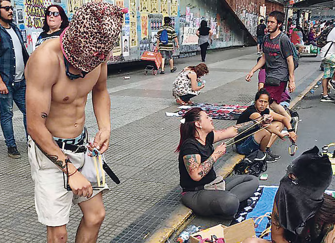 Durante las manifestaciones de 2019, Carabineros de Chile notificó al Ministerio Público sobre la venta de hondas y bolas de acero en la vía pública. El Ministerio resolvió no abrir una causa penal, por no existir registros de heridos relacionados con el uso de hondas.