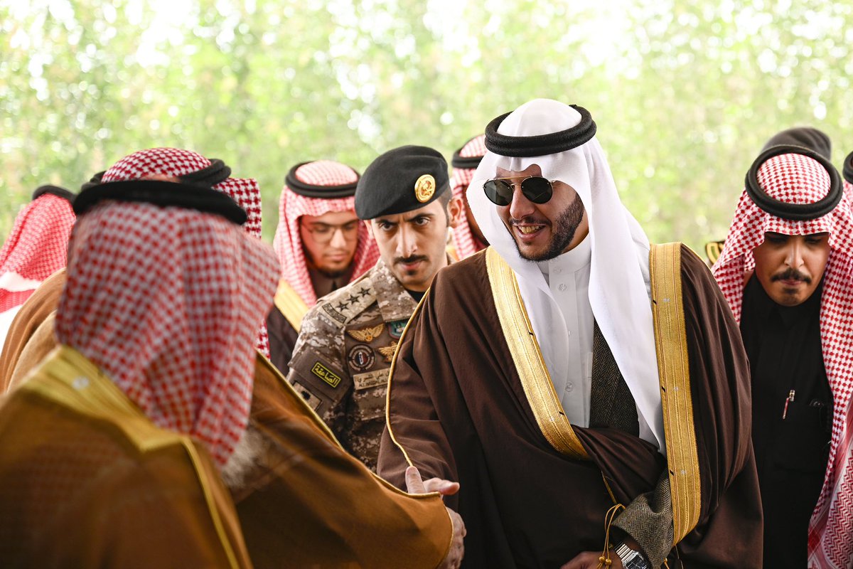 asherh_1's tweet photo. صور لزيارة سمو محافظ #الطائف 
الأمير سعود بن نهار لمركز ( #عشيرة ) https://t.co/222BtRrtki