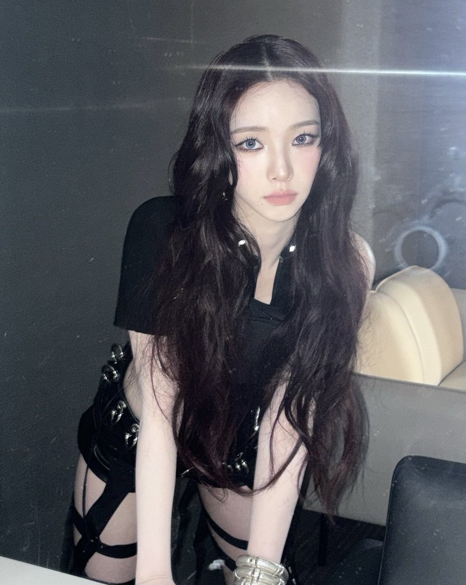 hourlykrn's tweet photo. ATTRACTIVE WOMAN https://t.co/3SNyH2yUnK