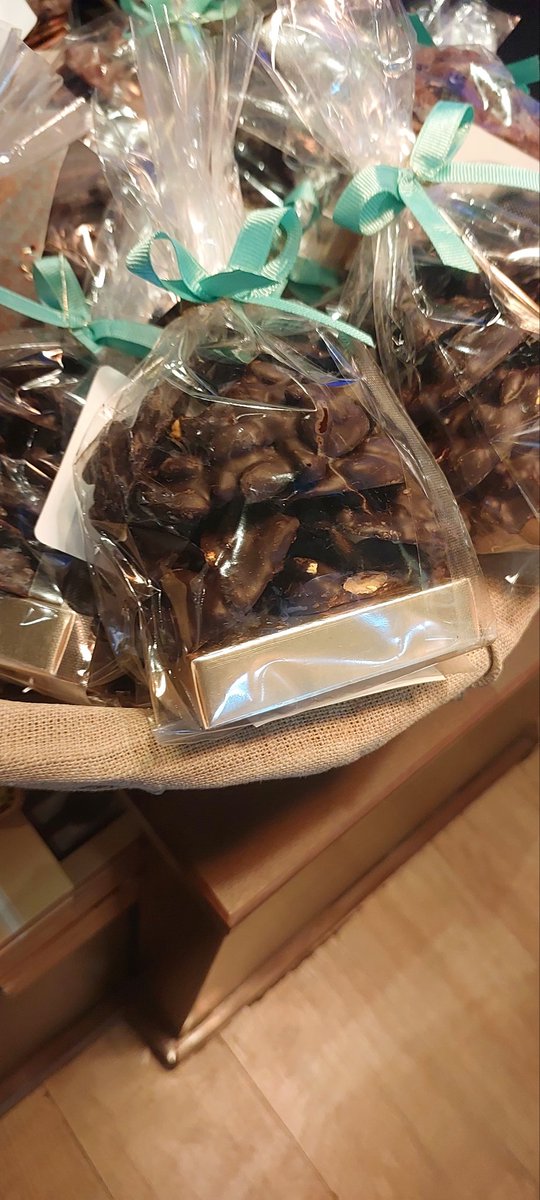 Kahve dünyasında şu çikolatanın 386 TL olması sadece bana mı tuhaf geliyor? Almadım kasada geri bıraktım,benden sonraki müşteri de aynı şekilde başka bir ürünü almadan bıraktı.Hepimiz tepki gösterirsek geri adım atarlar."Benim tek başıma tepkim neyi değiştirir"demeyin.Çok şeyi...